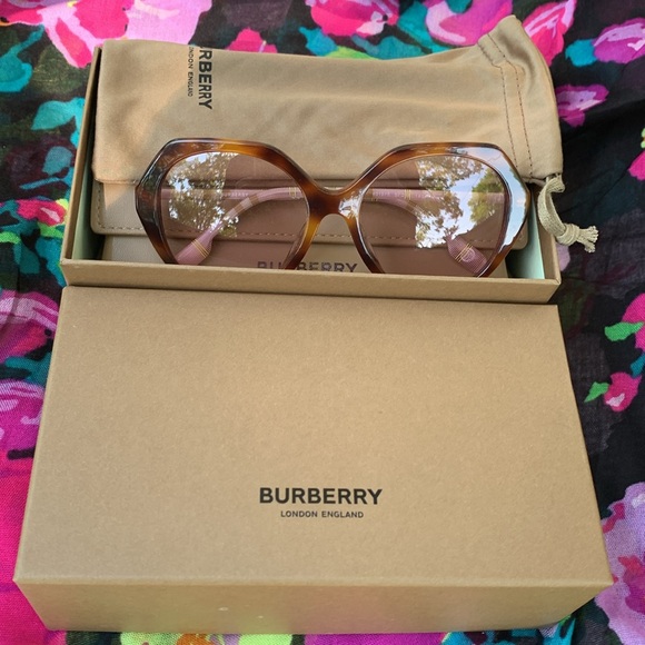 NWT Burberry Sunnies !! Great gift !! - Picture 2 of 7